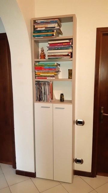 Libreria un vano con anta bassa doppia in color Tortora